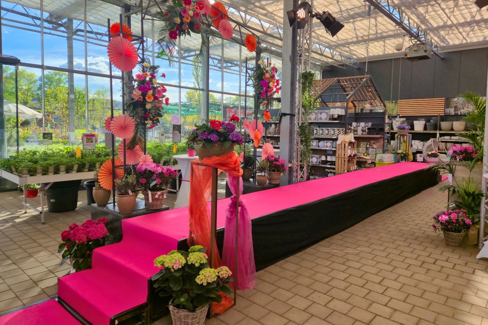 Laufsteg im Gartencenter Blumen Kind