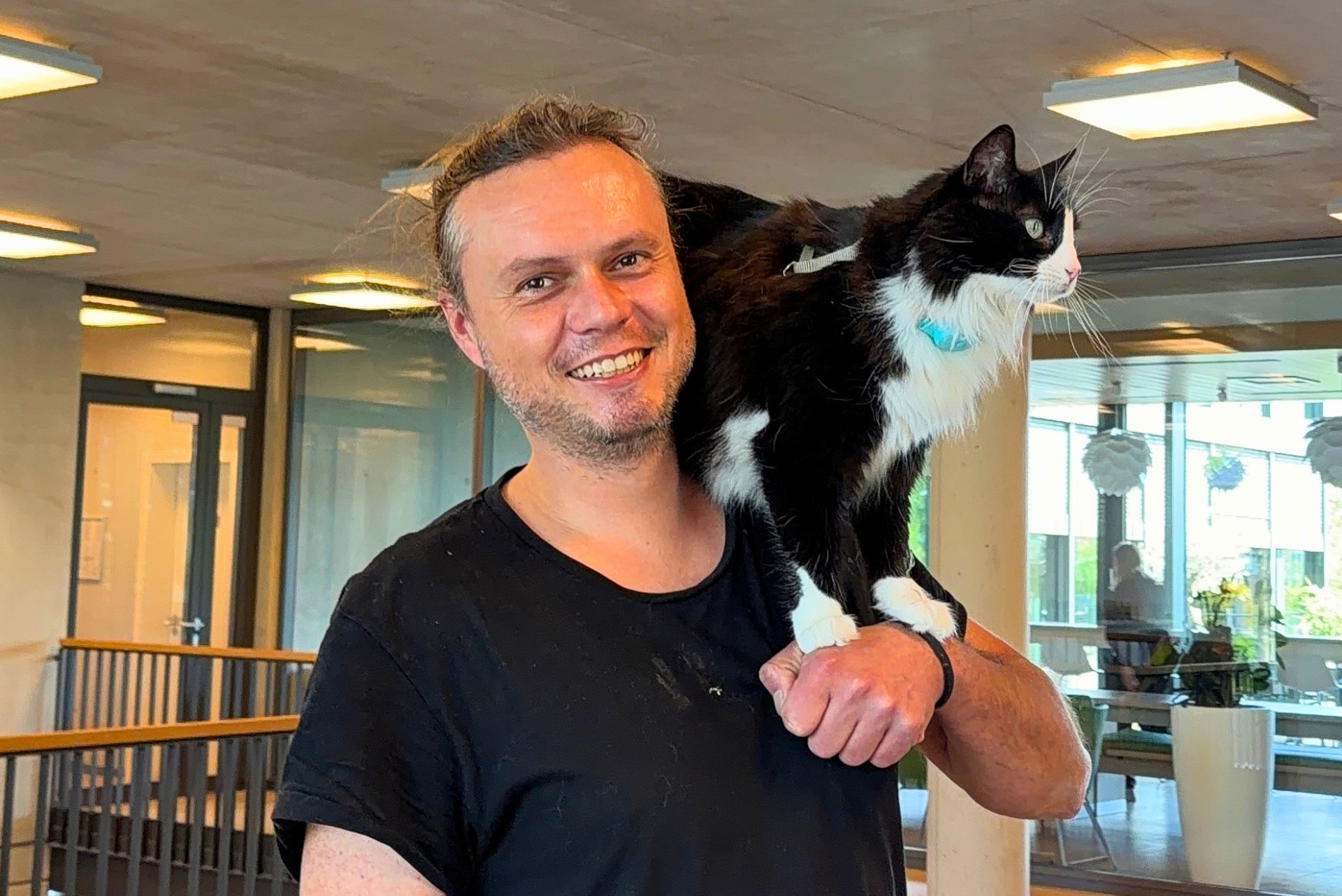 Martin Klauka und Katze Mogli
